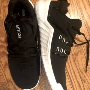 women’s Nike Metcon Sneakers-never worn size 9